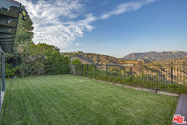 view of yard featuring a mountain view