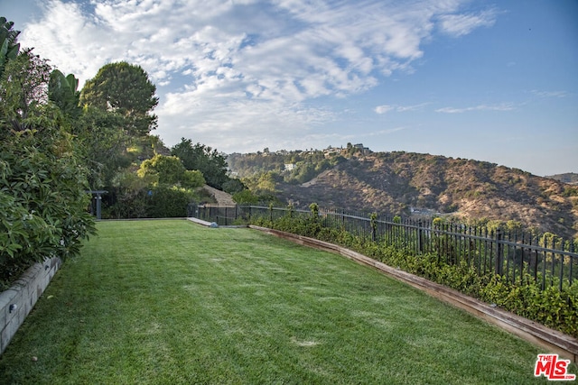 view of yard with a mountain view