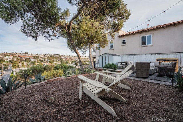 view of yard featuring an outdoor hangout area and a storage unit