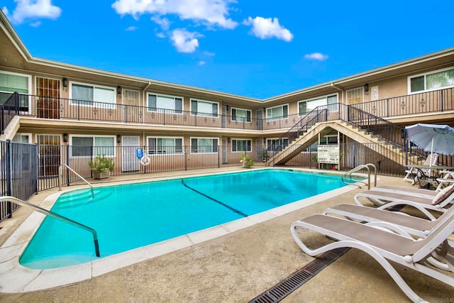 view of swimming pool