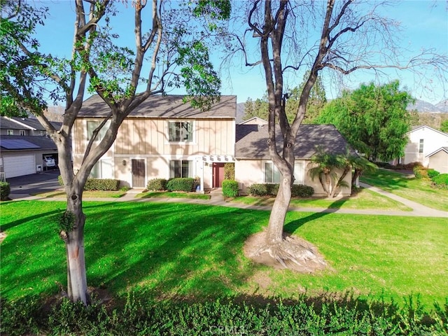 view of front of property featuring a front yard