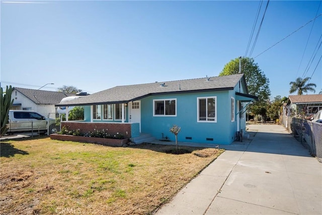 bungalow-style house featuring a front lawn