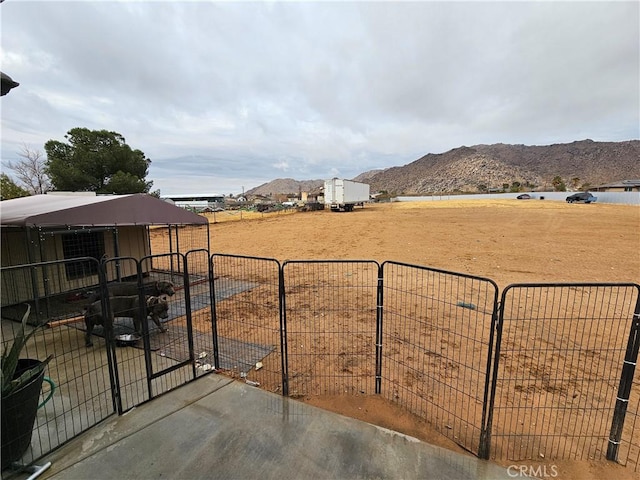 view of yard featuring a mountain view