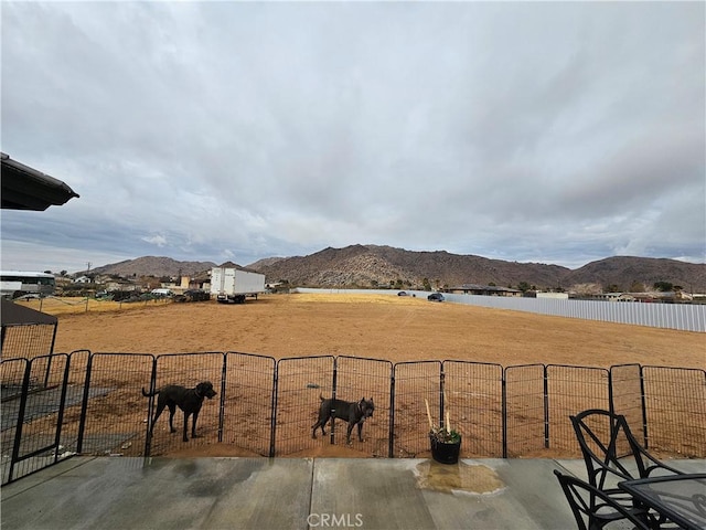 view of yard featuring a mountain view