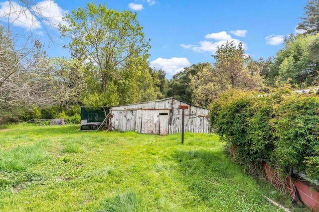 view of yard featuring an outbuilding