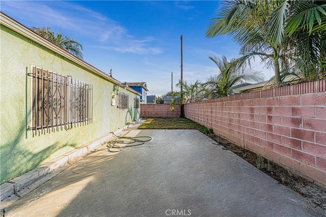 view of yard featuring a patio