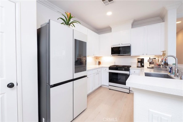 7331 Shelby Pl Unit U56, Rancho Cucamonga, CA 91739 - kitchen featuring freestanding refrigerator, gas range oven, a sink, light countertops, and light wood-type flooring