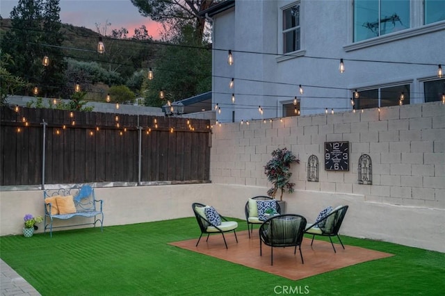 view of yard at dusk