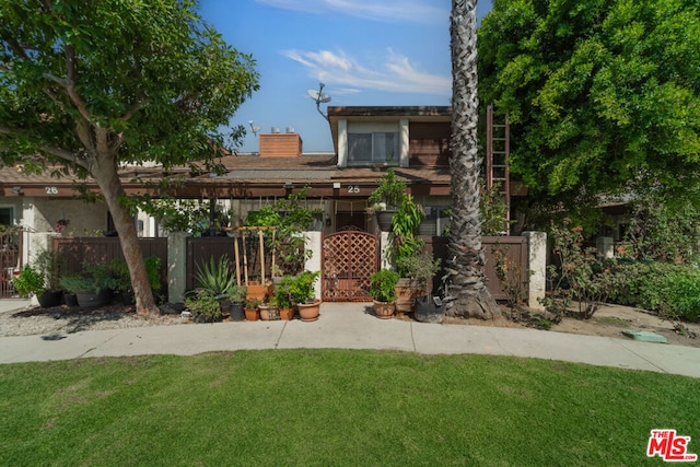 view of front facade featuring a front lawn