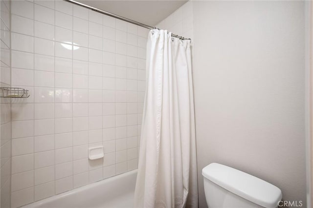 full bath featuring toilet and shower / bathtub combination with curtain