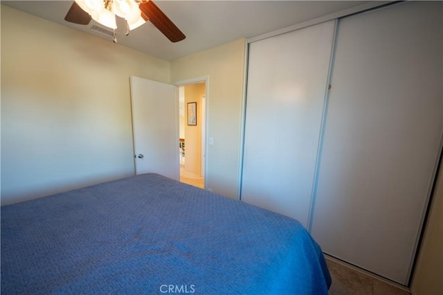 unfurnished bedroom featuring a closet and ceiling fan