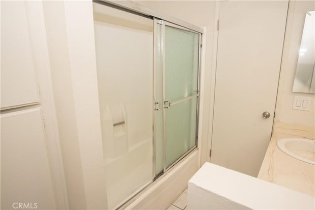 full bath with enclosed tub / shower combo and vanity