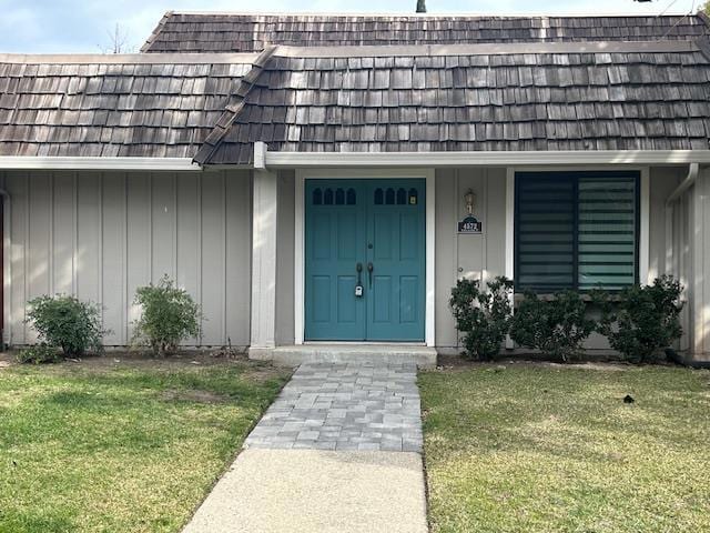 entrance to property with a yard