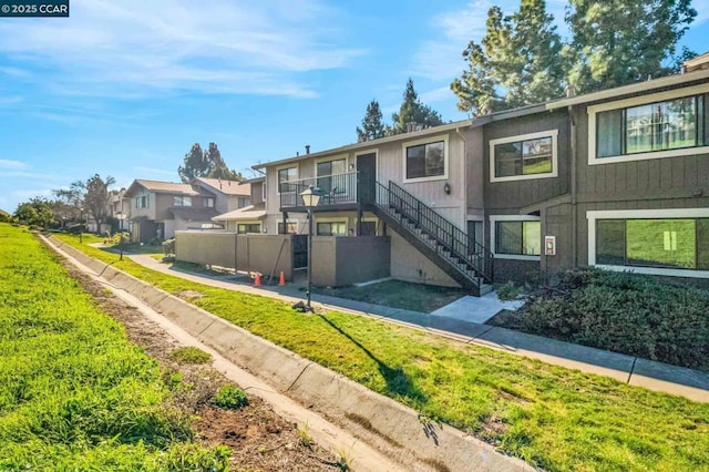 exterior space featuring a yard