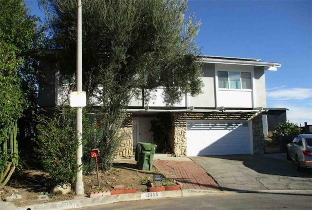 view of front facade featuring a garage