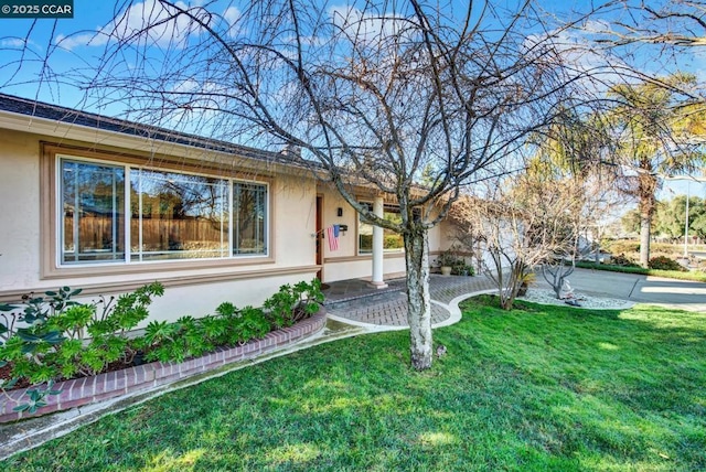 view of front facade with a front yard