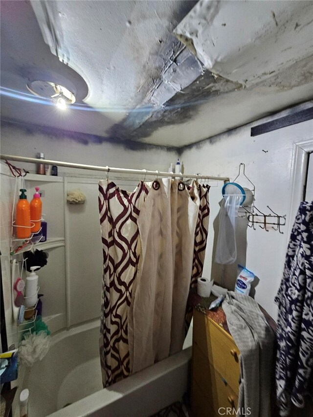 bathroom featuring shower / bath combo with shower curtain