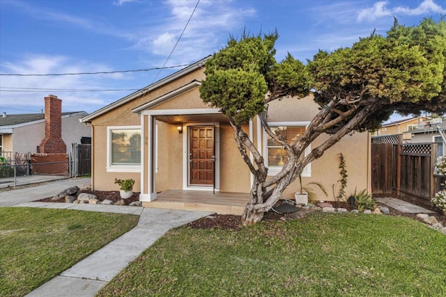 view of front of house featuring a front yard