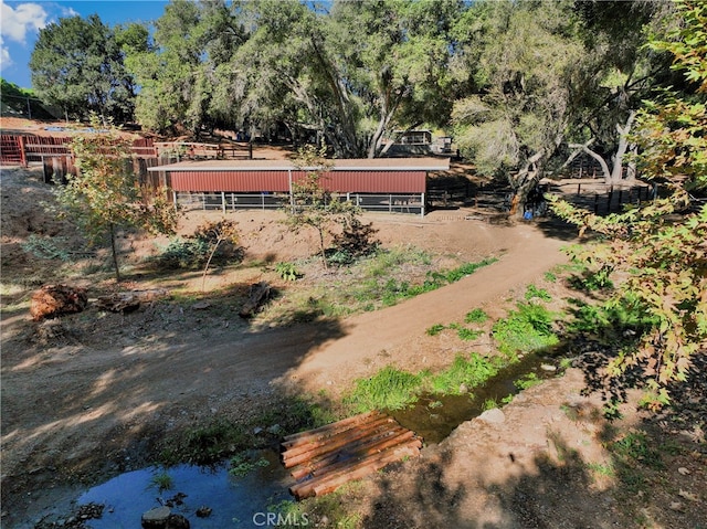 view of yard with an outdoor structure