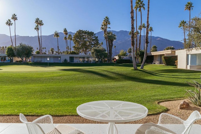 view of yard with a mountain view