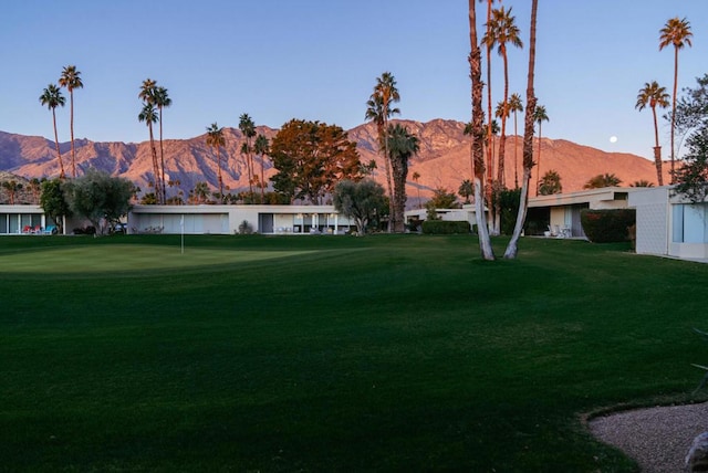 view of yard featuring a mountain view