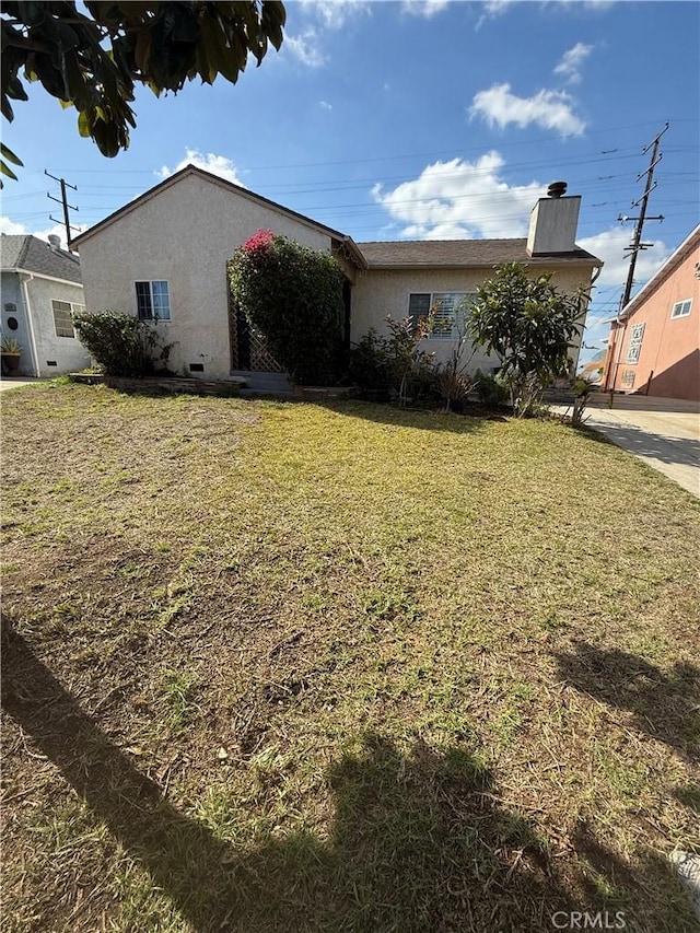 view of front of property featuring a front yard