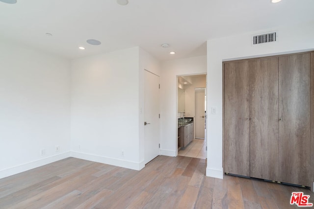 unfurnished room with light hardwood / wood-style flooring