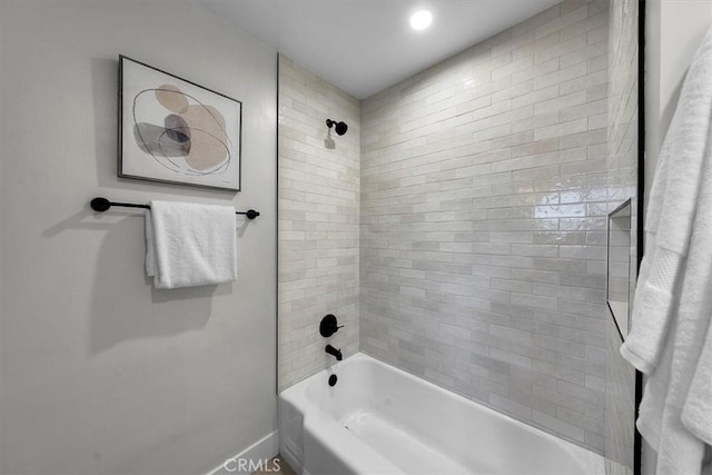 bathroom with tiled shower / bath combo