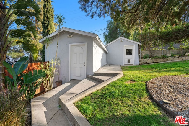 view of outdoor structure with a yard