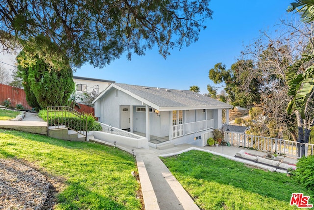 view of front of home featuring a front yard