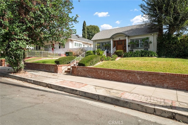 ranch-style house featuring a front yard