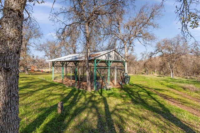 view of yard featuring an outdoor structure