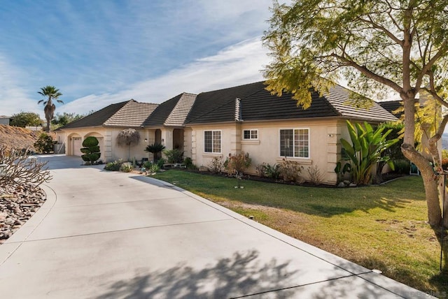 view of front facade featuring a garage and a front yard