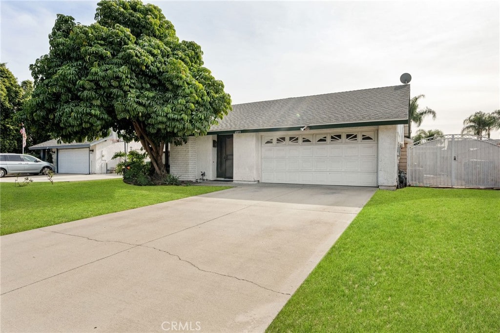 ranch-style house with a front yard