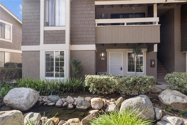 property entrance featuring a balcony