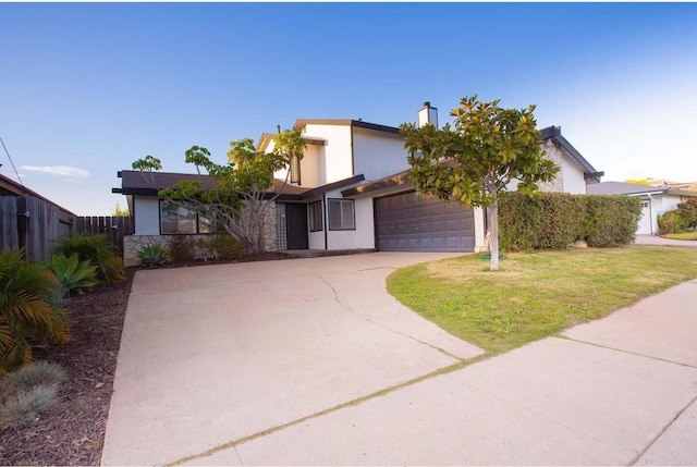 view of front facade featuring a garage and a front yard