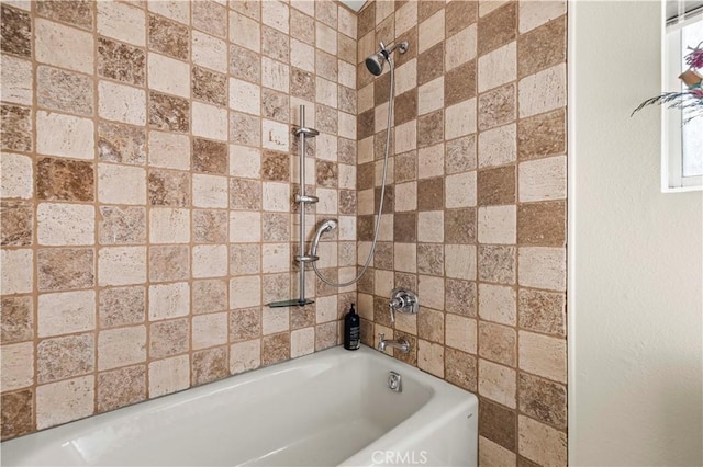 bathroom with tiled shower / bath combo