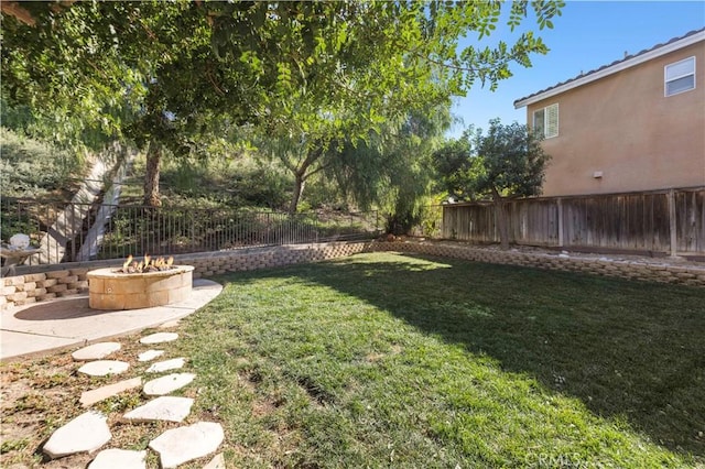 view of yard featuring a fire pit