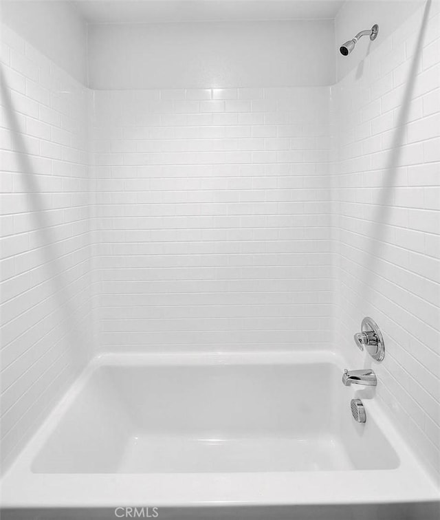 bathroom with bathtub / shower combination