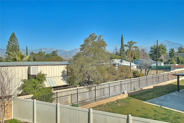 view of yard with a mountain view