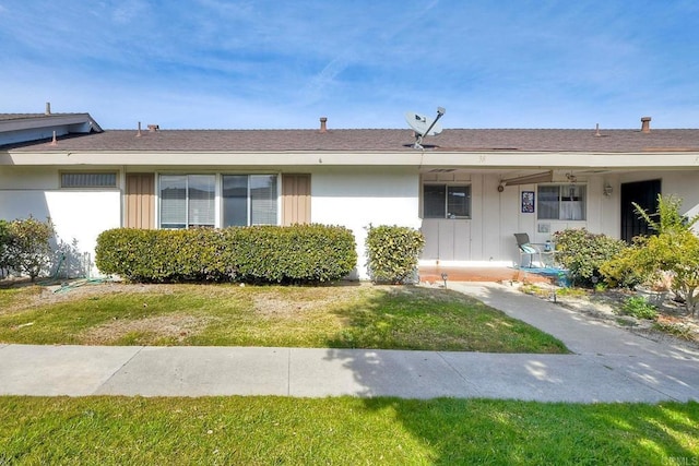 ranch-style home featuring a front lawn