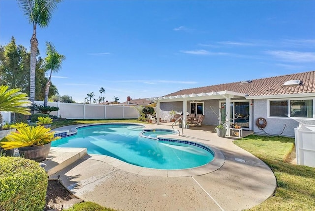 view of pool with an in ground hot tub, a patio area, and a pergola