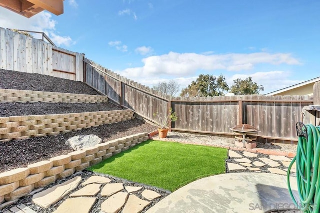 view of yard featuring a patio area