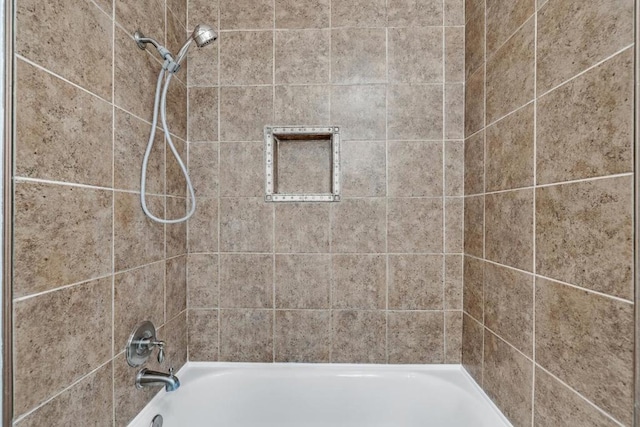 bathroom featuring tiled shower / bath