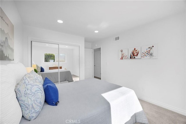 carpeted bedroom featuring baseboards, visible vents, a closet, and recessed lighting