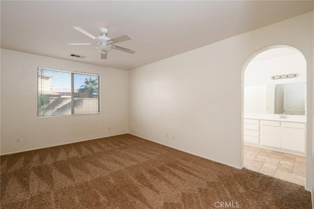 carpeted empty room featuring ceiling fan