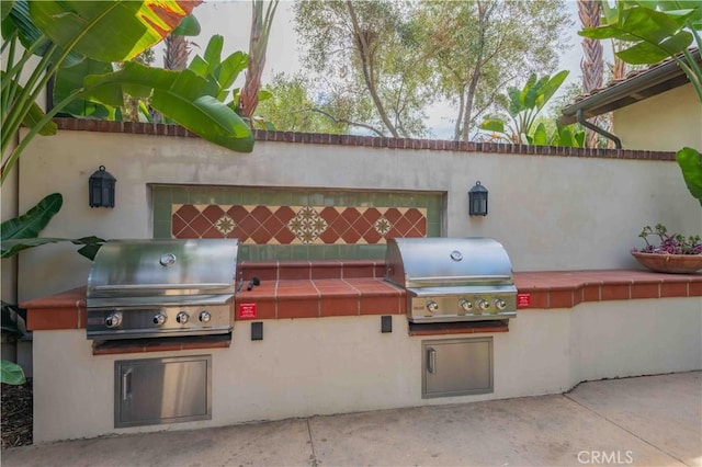 view of patio featuring an outdoor kitchen and area for grilling