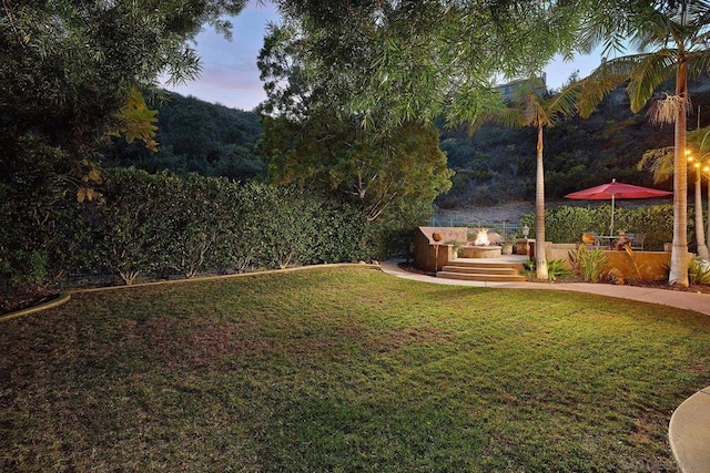 view of yard at dusk