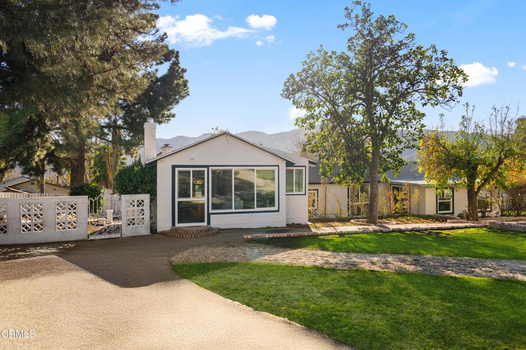 view of front of home featuring a front yard