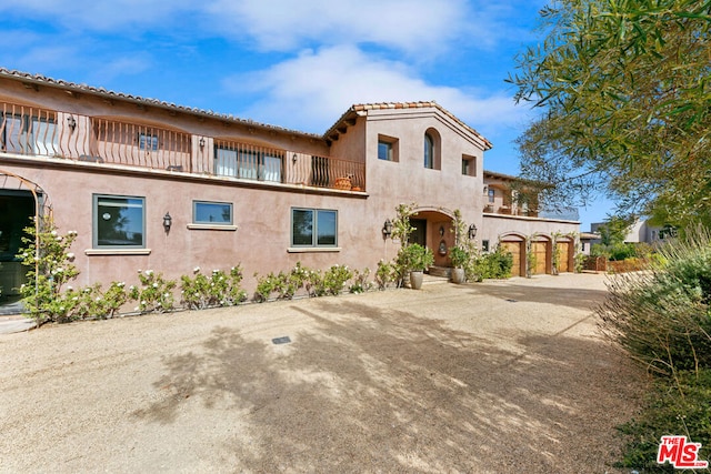 view of front of property featuring a balcony